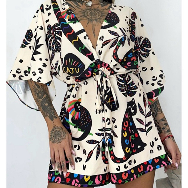 Macaquinho Estampado Soltinho Com Manga Morcego e Ajuste na Cintura