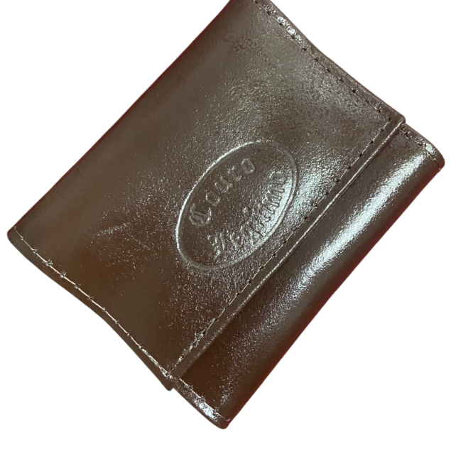 Carteira couro legitimo com Velcro e varios espaços para documentos, moedas e cartões.