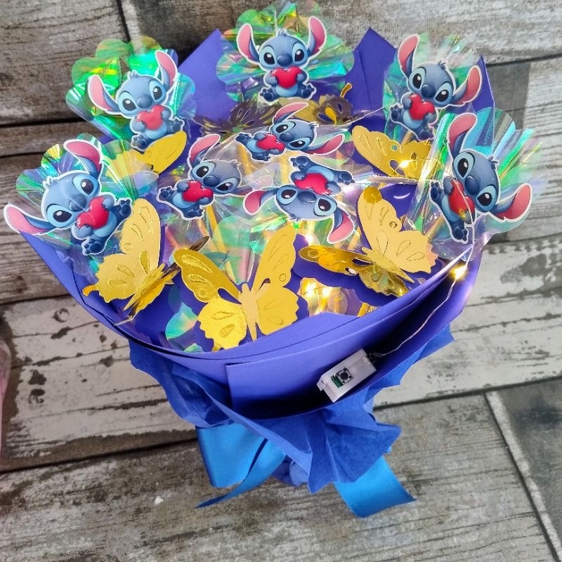 buquê de borboletas temática Stich e outros  com led( vai montado) em Oferta na Shopee