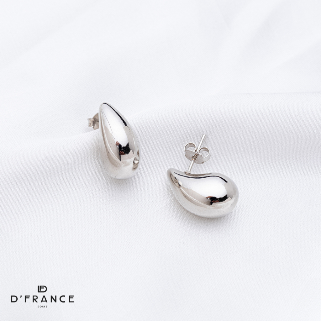 Brinco Gota Virgula Banhado No Ródio Branco - D France Semijoias em Oferta na Shopee