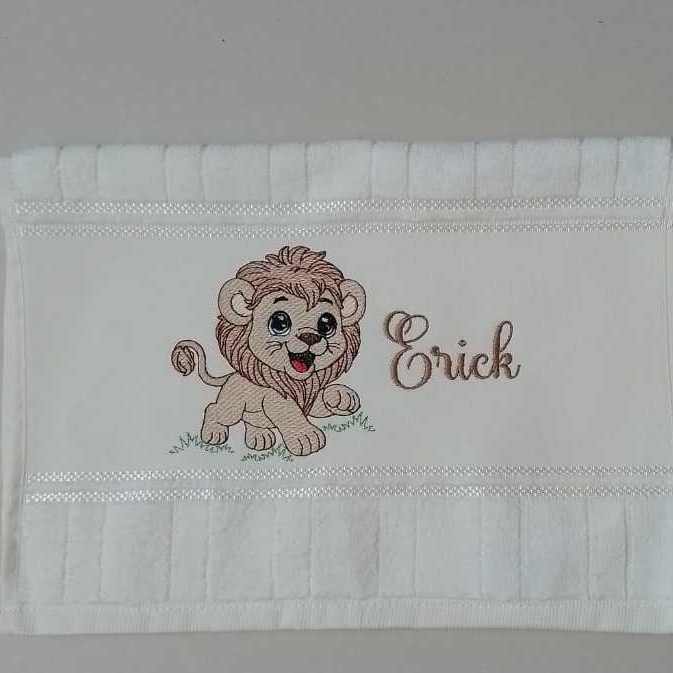 Toalhinha De Boca Personalizada com Nome Bordado e Leão- Ideal para Mão e Boca
