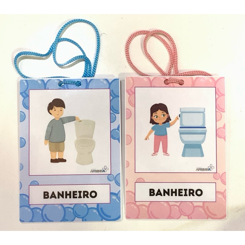 PAR DE CRACHÁS PARA SALA DE AULA PLASTIFICADO - BANHEIRO em Oferta na Shopee