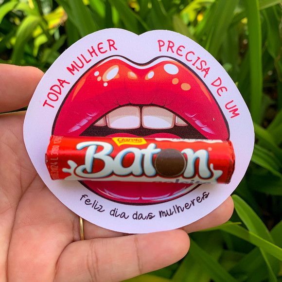 cartão  tag Dia das Mulher para Lembrancinha Boca Baton Chocolate dia das mães mudamos a frase mulheres
