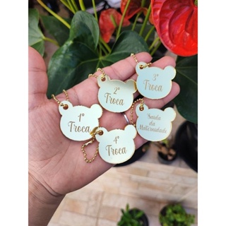 kit tags ,etiquetas trocas e saída de maternidade de ursinho 4cm com correntinha para pendurar em Oferta na Shopee
