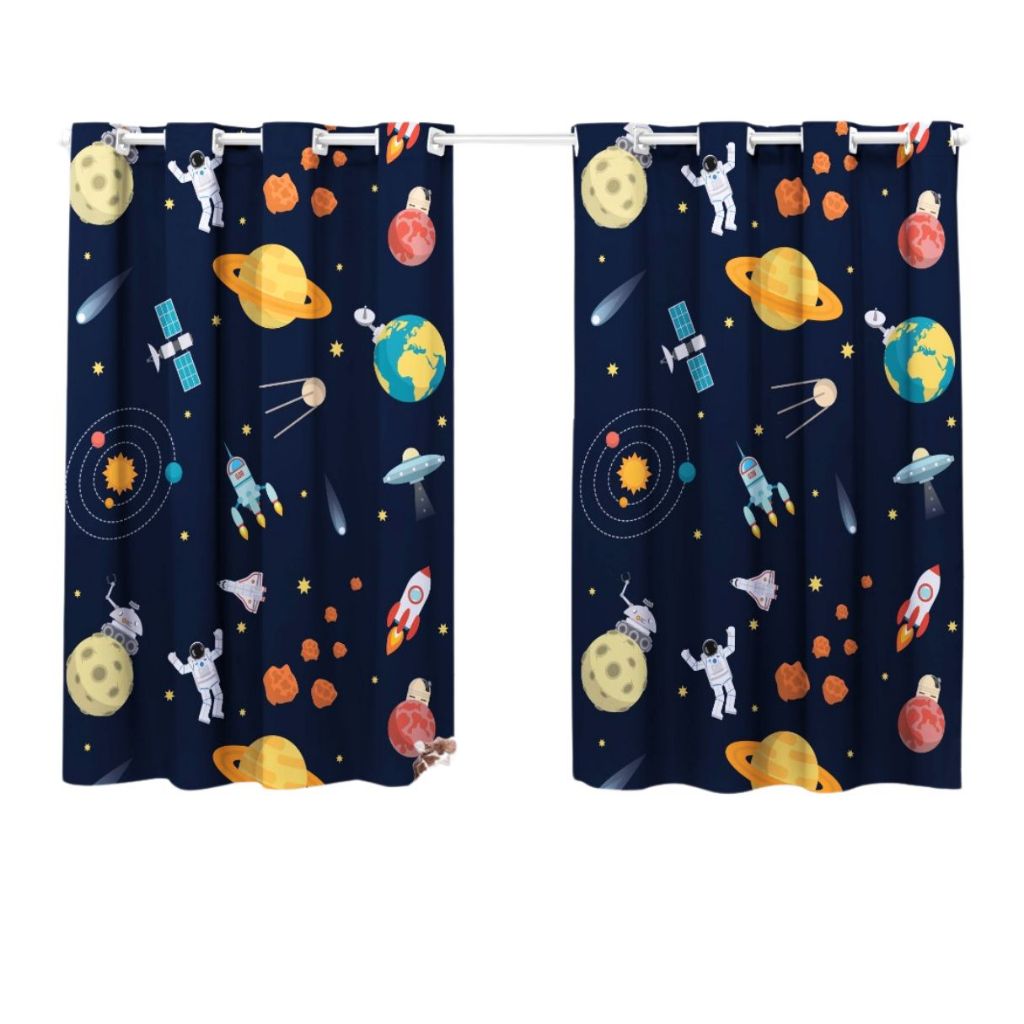 Cortina azul infantil com estampa de astronauta e planetas