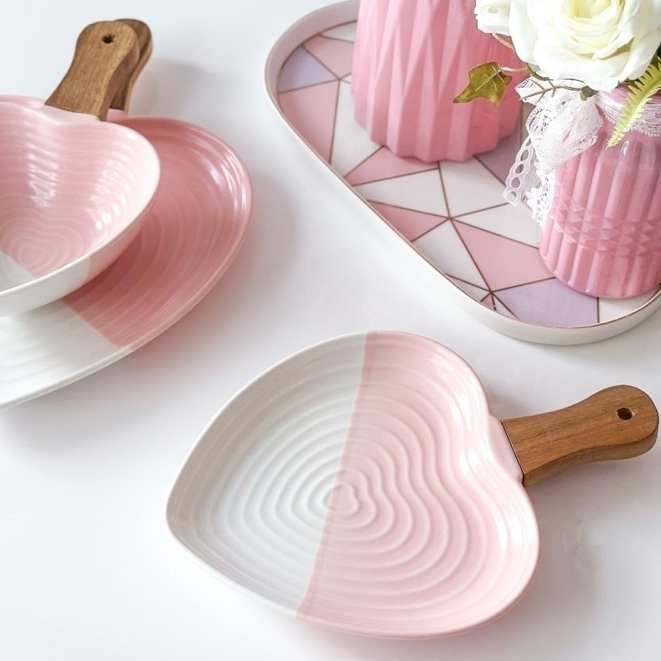 Travessa Coração de Cerâmica com Cabo Bamboo -  Rosa