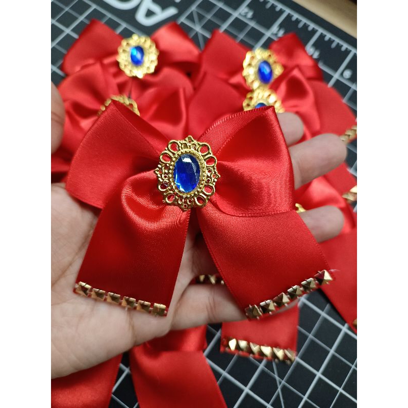 Laço de Cetim (fita n.9) Vermelho com Pedra Azul Decoração de Lembrancinhas com 10 unidades