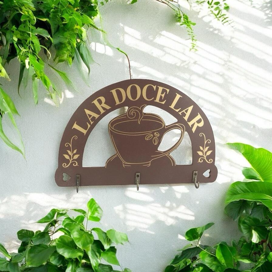 Placa Decorativa MDF Lar Doce Lar 17x27cm com 3 Ganchos Cozinha Chaveiro Decoração Marrom e Dourado
