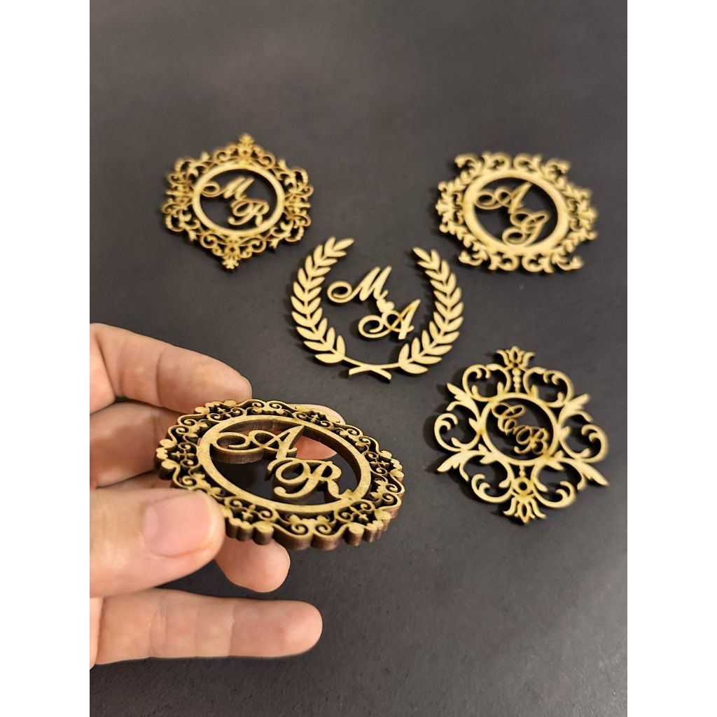 kit com 10 apliques brasão para casamento com iniciais em MDF Crú