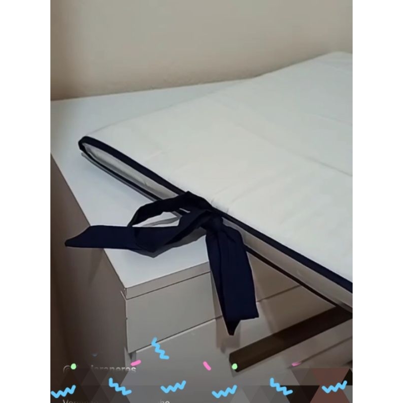 Trocador de cômoda todo branco acabamento azul marinho