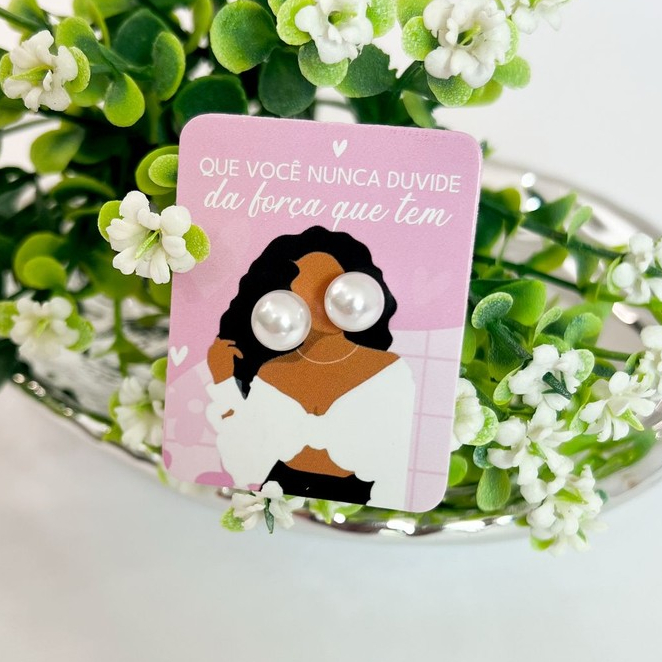 Kit Mini Tag com Brincos de Perola Mulher corte especial Que voce nunca duvide 5x4cm