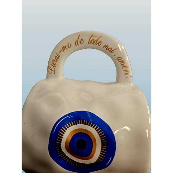Caneca Olho Grego porcelana "nas nuvens" com fraze Livrainos de todo mal, amém - 350ml - 3D