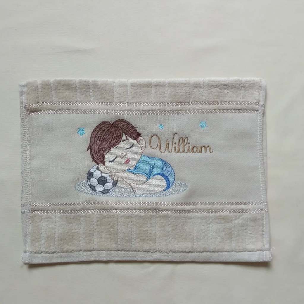 Toalhinha De Boca Personalizada com Nome Bordado e Menino com bola- Ideal para Mão e Boca