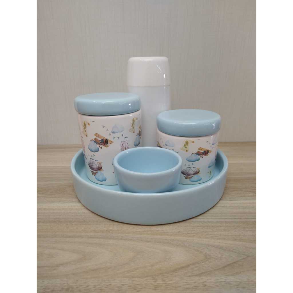 Kit Higiene Bebe de Porcelana Aviador Balão e Avião com Tampa Azul Candy com Bandeja Redonda e Garrafa Termica