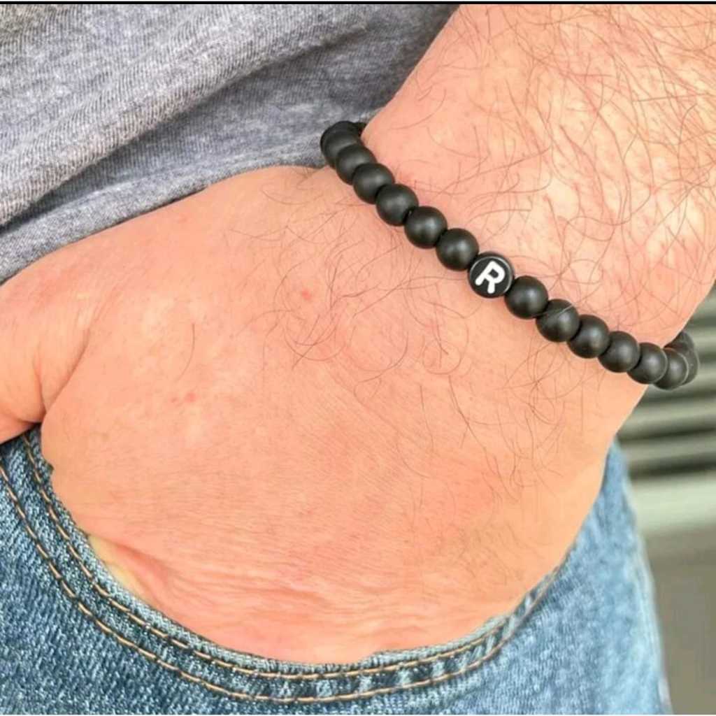 Pulseira de Letrinha Inicial Unitária Miçangas Pretas Emborrachadas Letra Presente em Oferta na Shopee