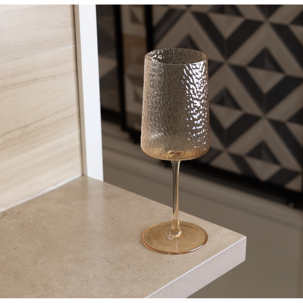 Taça de Vinho de Cristal Martelado Âmbar 500ml Petra - Lyor - Home & Living