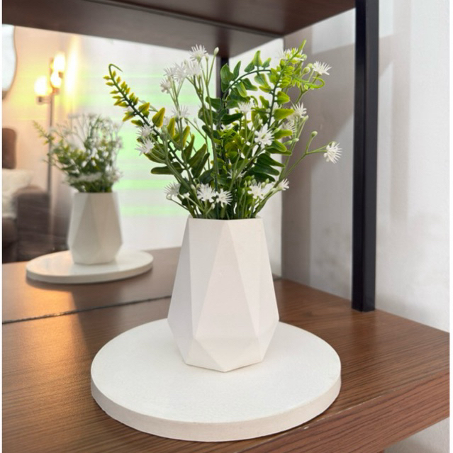 Kit decorativo vaso de gesso + planta artificial mista e bandeja decorativa de gesso redonda