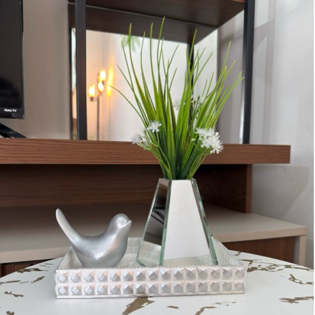 Kit luxo Bandeja com detalhes metálicos + Pássaro + Vaso Pirâmide Espelhado com Planta Artificial mista
