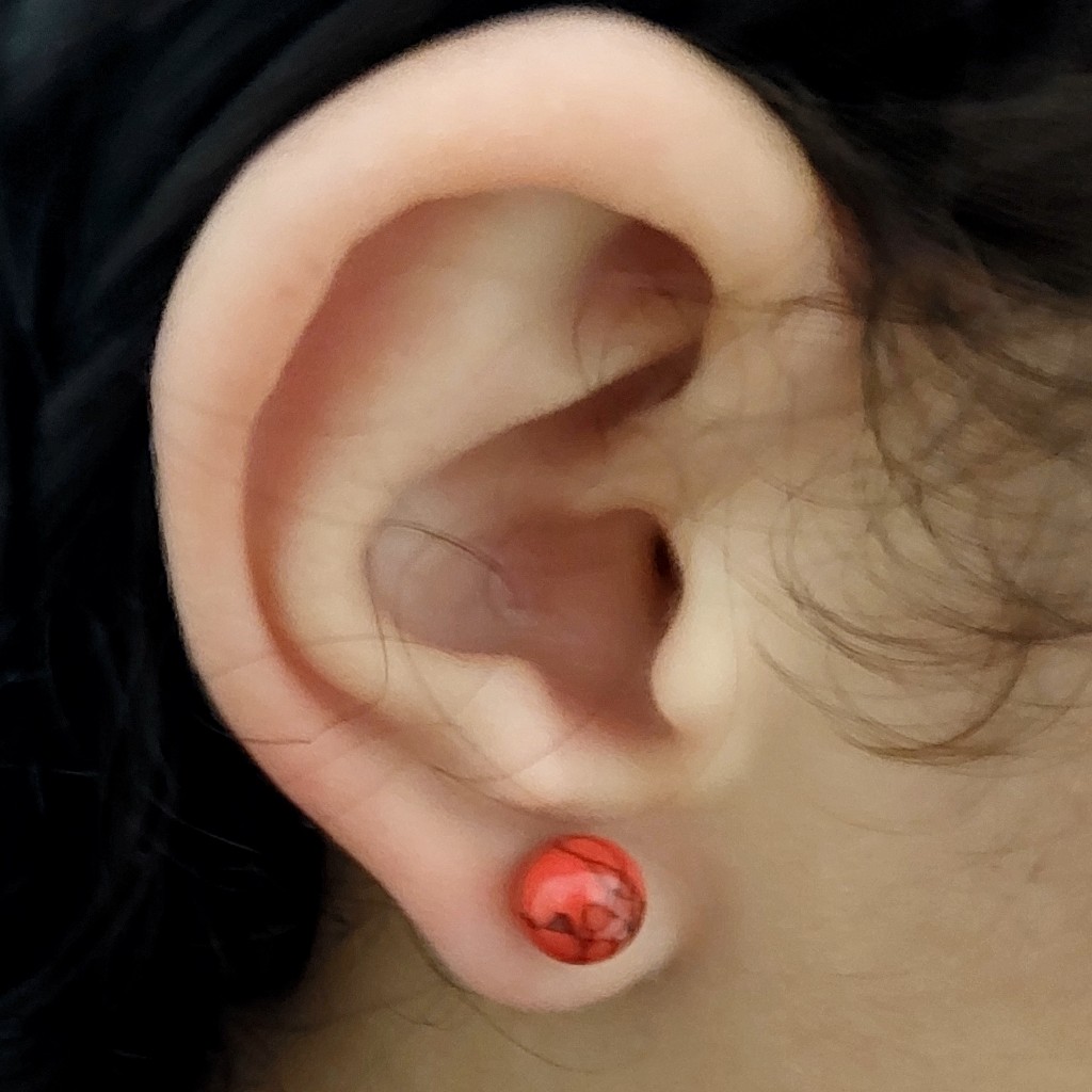 BRINCO BOLINHA EM PEDRA NATURAL 8MM BANHADA A OURO 18K