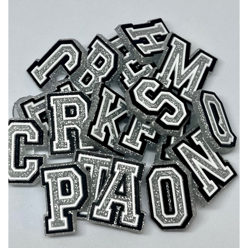 PINS SAPATO LETRAS GLITTER PRATA escolha via chat em Oferta na Shopee