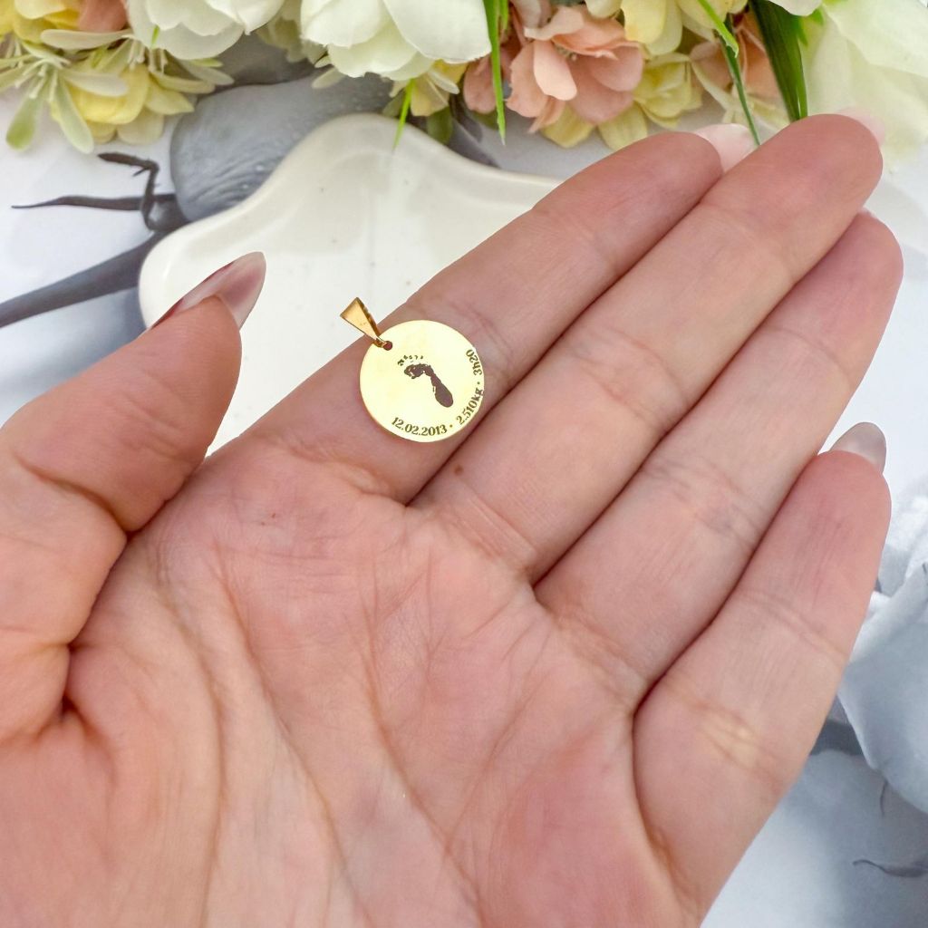 [ SEMI JOIA ] Pingente Personalizado Gravação Pegada Pezinho e Data Criança Bebe Banhado Ouro 18k