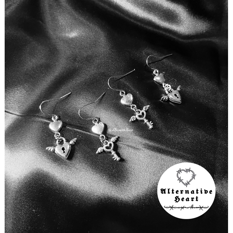 Brincos Lovely Locked | Conjunto | Par | Alternativo | Y2k | Punk | Casal | Presente | Namorados