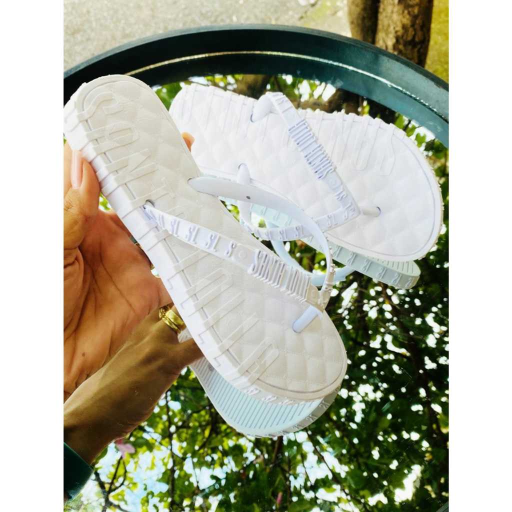 Kit Com 12 Pares Chinelo de Dedo Rasteirinha Sandália em Alto Relevo Anitta Modinha Cores Neon