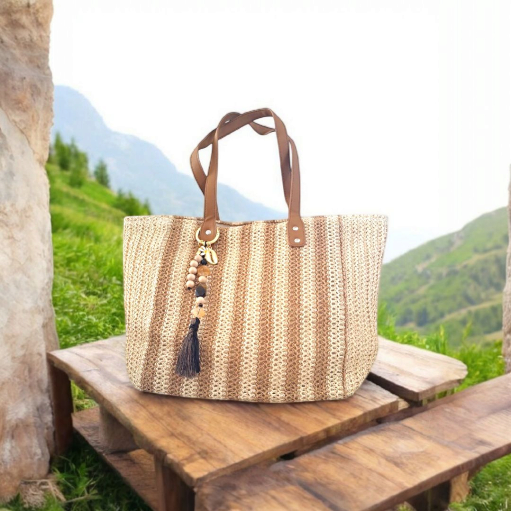 Bolsa de Palha Natural Listrada com Alças de Couro e Chaveiro Pingente da Sorte e Prosperidade