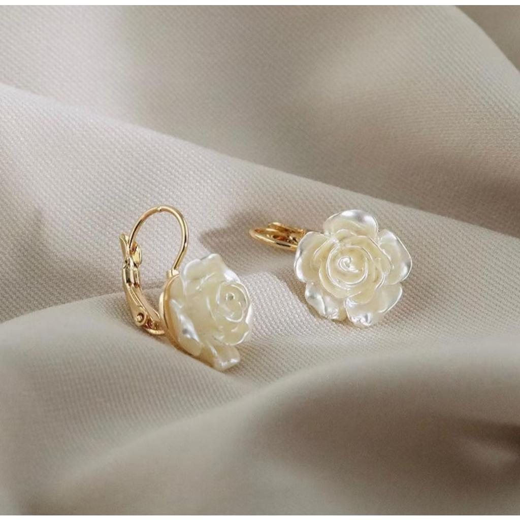 Brinco de Mini rosa branca banhada a ouro