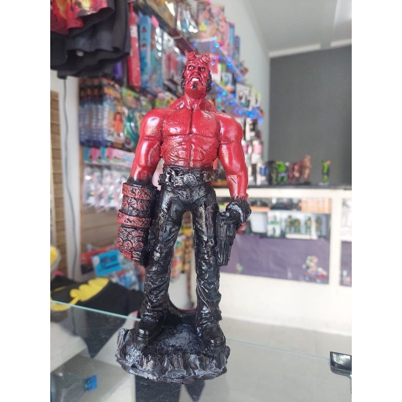 Boneco em resina Hellboy