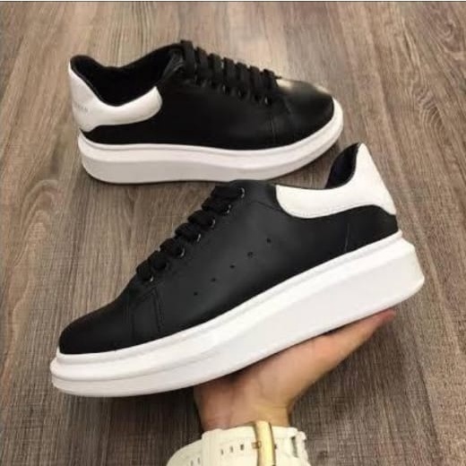 Kit Sapatenis Masculino Casual Oversize Branco Preto Sola Alta 5cm mais Chinelo Courinho Preto Notorian