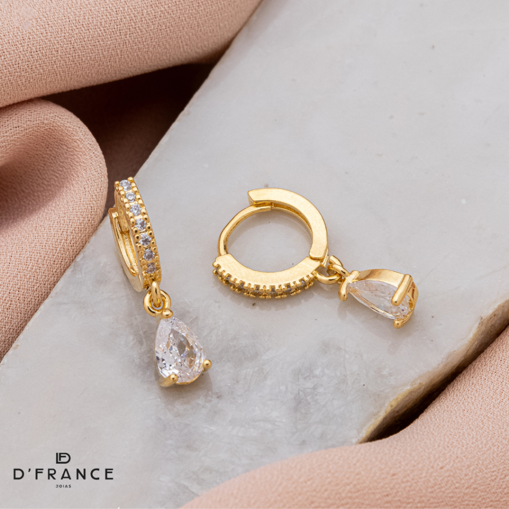 Argola Cravejada em Zircônias com Pingente Gota Cristal Folheado Ouro18K