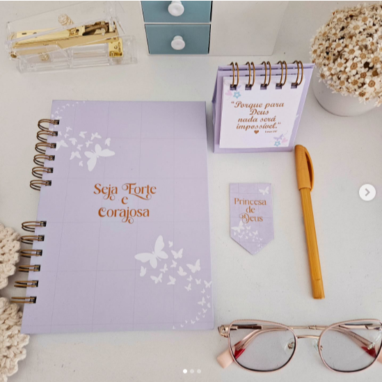 Kit Caderno Devocional com calendário  e marcador de página com o nome na capa personalizado