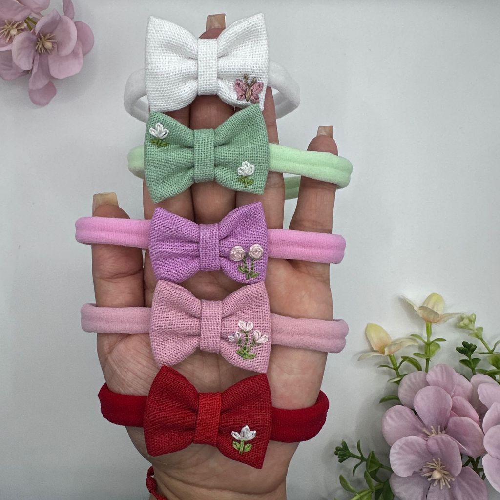 kit de 5 lacinhos de linho bordado bebê do Rn até os seis meses, indicado para saída da maternidade