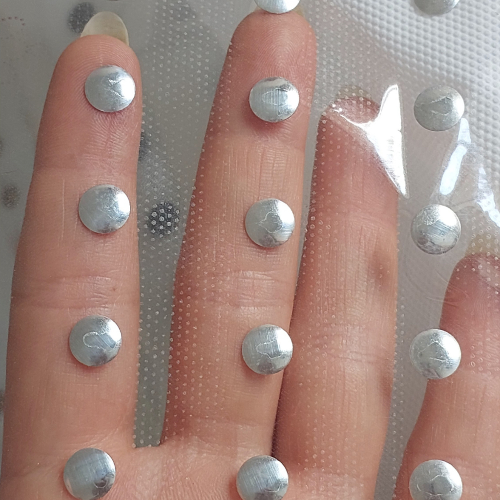 2 unidades Cartela Termocolante Chapinha Prata Grafite Ouro Velho Hotfix Vários Tamanhos 4mm 5mm 6mm 7mm 8mm 10mm em Oferta na Shopee