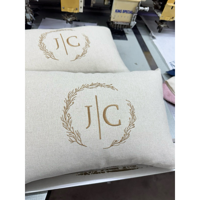 Almofada Baguete (01 UNIDADE) Rineira Moldura FLORAL com Enchimento Personalizada Para Cama Posta 50x30 Letras Inicial em Oferta na Shopee