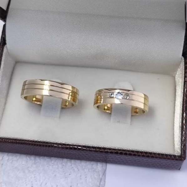 Par de Alianças 6mm Moeda Antiga Friso e Pedras Cor idêntico ao ouro 18k com Gravação + Caixinha