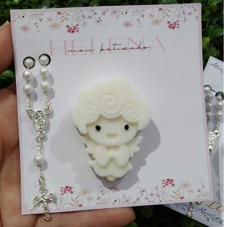 Kit lembrancinha vela perfumada anjinho +terço+ TAG personalizado para batizado sob encomenda