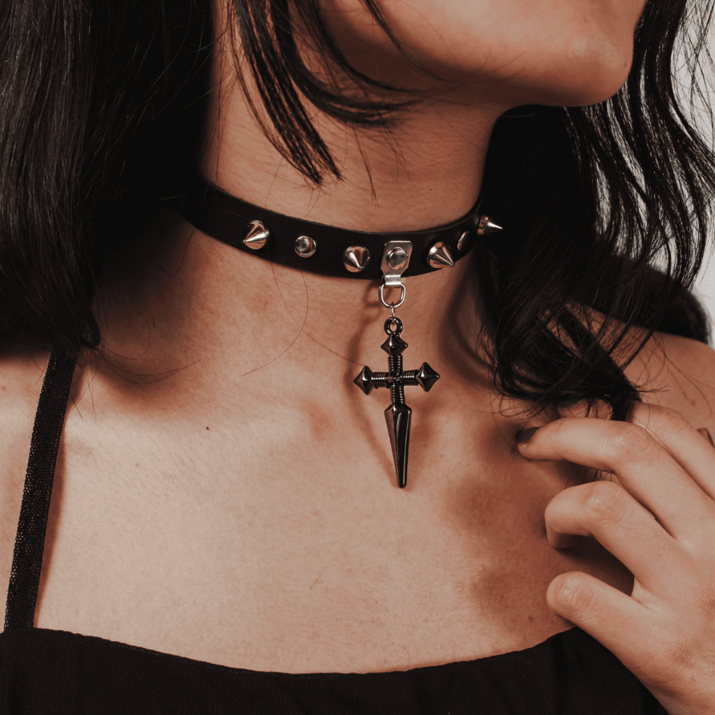 Gargantilha Choker Cruz Spike Gótico Punk Feminina Adaga Espado Crucifixo Espinho Pontas Metalico