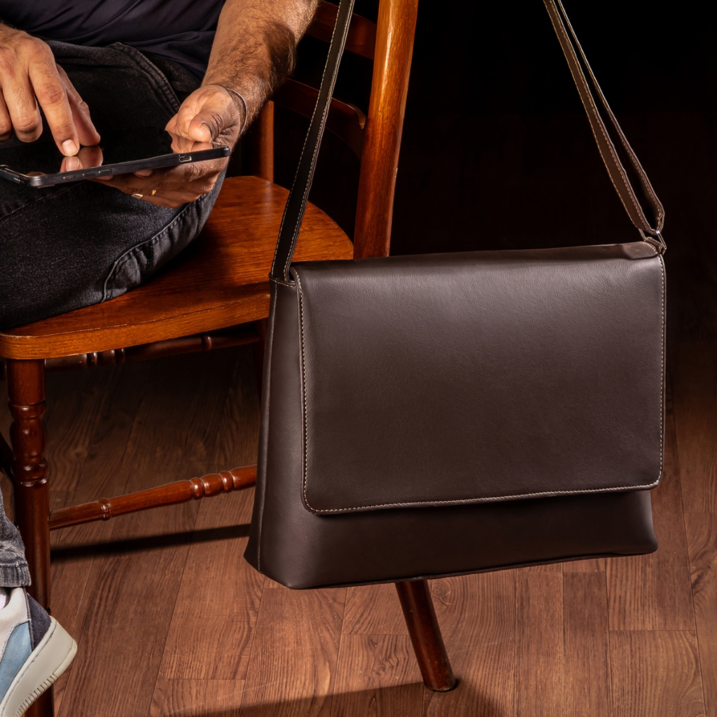 Bolsa Masculina Carteiro Transversal Couro Ecológico Notebook 15.9 Luxo em Oferta na Shopee