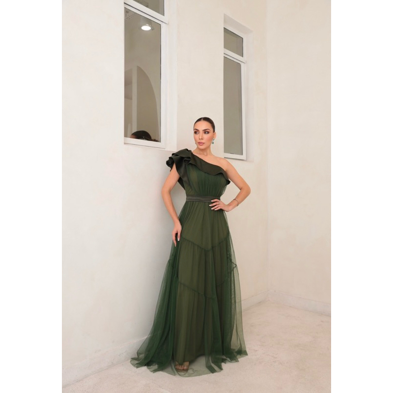 Vestido Verona todo em tule sem brilho, faixa na cintura em Cetim, bem fluido todo elegante para Madrinhas de casamento