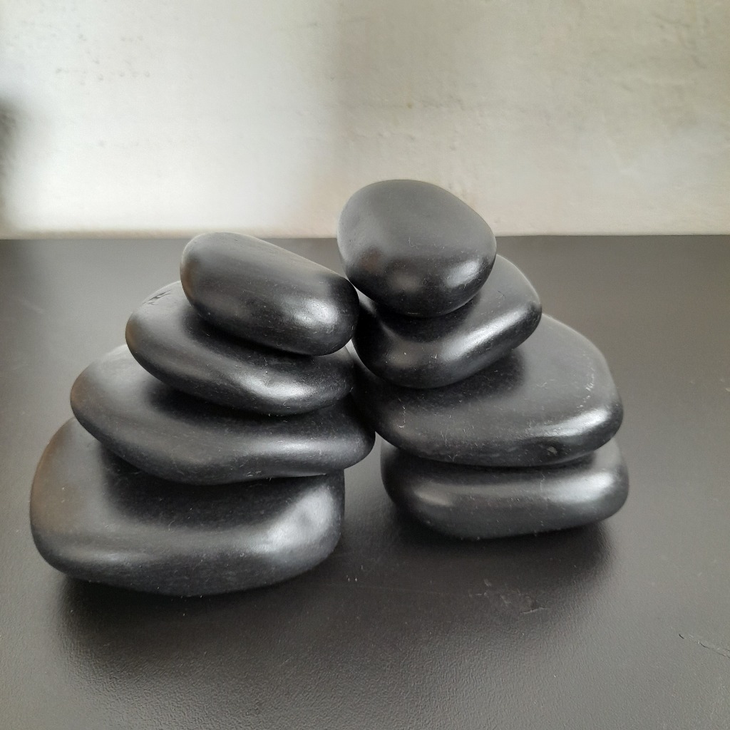 Monte o kit pedras vulcânicas de massagem corporal com a bolsa do seu jeito Reiki + brinde em Oferta na Shopee