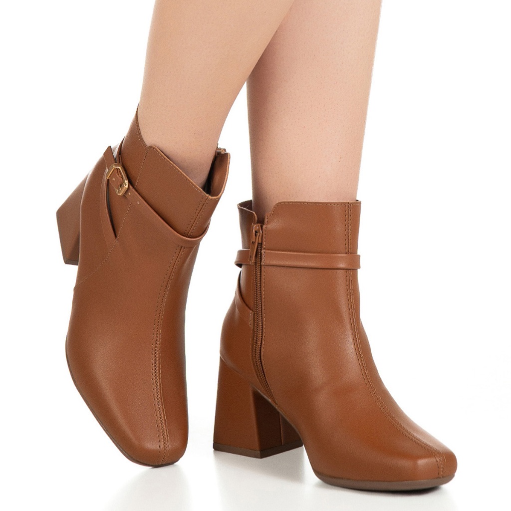 Bota Feminina GiGiL Bico Quadrado Cano Curto Salto Bloco Médio Detalhe Lateral Fivela Clássica
