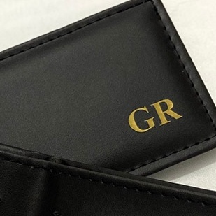 Kit 5 /10 / 20 ou 30 INICIAIS Adesivos Termocolante pronto para aplicar - 1 ou 2 iniciais (Exemplo: M ou MV) em Oferta na Shopee