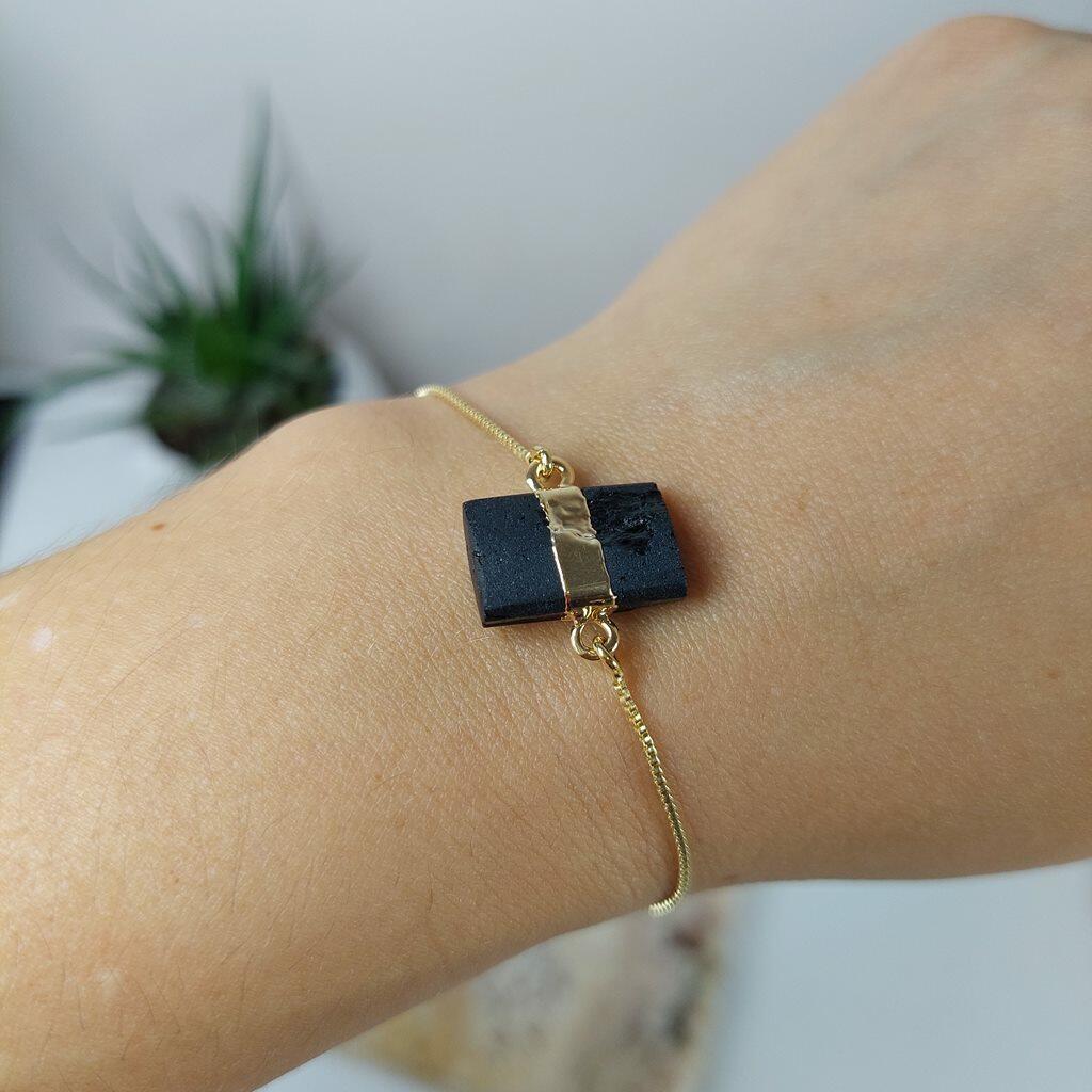 Pulseira Pedra Turmalina Preta Bruta Folheada a Ouro 18k Ajustável Gravata