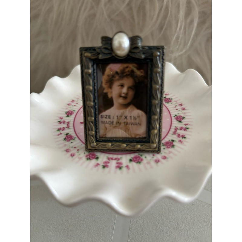 Mini porta retrato em metal  3x4 quadrado com pérola vintage retrô antigo decoração