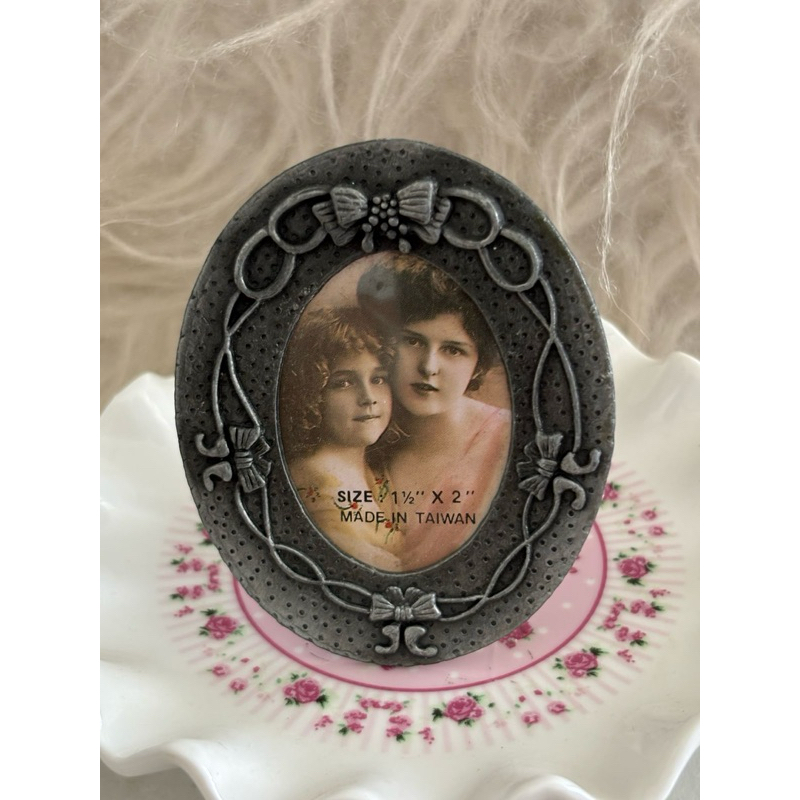 Mini porta retrato oval laço central como detalhe  material em metal 3,5x4,5 vintage retrô decoração