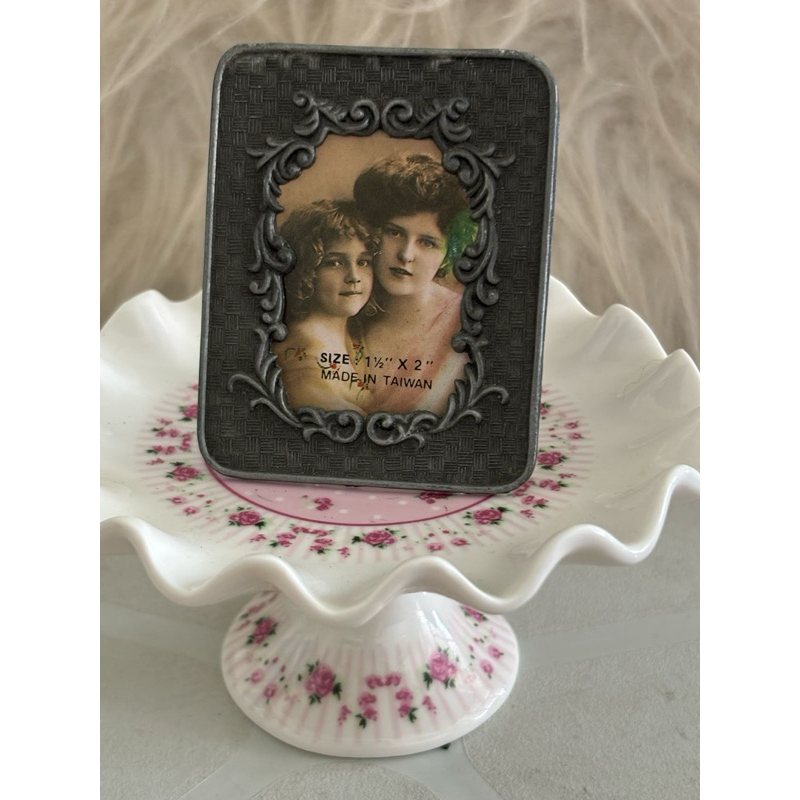 Lindo mini porta retrato retrô quadrado com folhas ao redor  em metal decoração vintage
