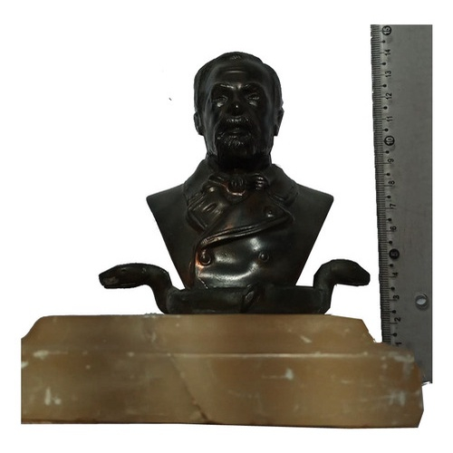Estátua Busto Louis Pasteur Com Base - Belíssimo busto em metal presado cor bronze