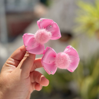 Par de laços hair clips de cabelo infantil com strass e pompom médio festa passeio dia a dia lacinho em Oferta na Shopee